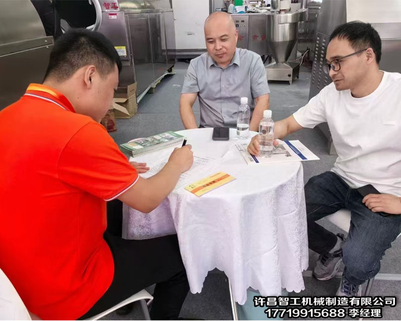 漯河食博會(huì)現(xiàn)場捷報(bào) 客戶現(xiàn)場簽單9-16型電磁炒貨機(jī)一臺(tái)！