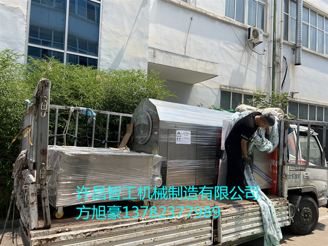 6月13日，河北客戶訂購(gòu)的300斤炒黃豆機(jī)器裝車發(fā)貨
