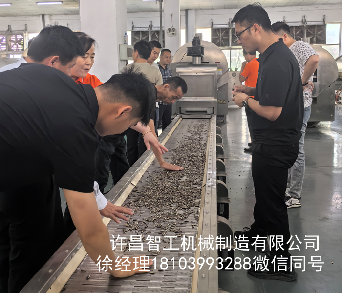 河南客戶來(lái)廠試機(jī)全自動(dòng)炒瓜子流水線